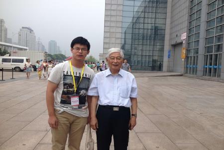 顾明远老师与朱魏哲同学合影