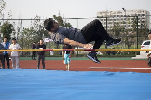 傅老师跳高风采